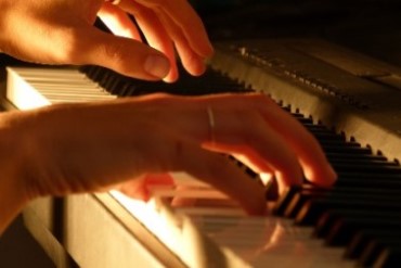 ruce nad klavirem web